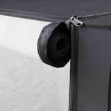 Detailansicht der geöffneten Growbox-Tür mit Reißverschluss und reflektierender Innenfläche.