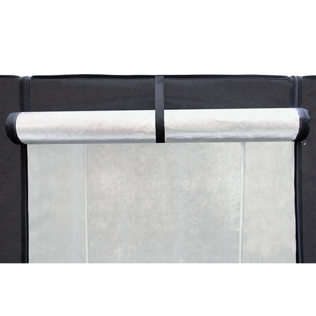 Aufgerollte Fronttür der EcoPro Growbox mit Klettfixierung für einfachen Zugang zum Innenraum.