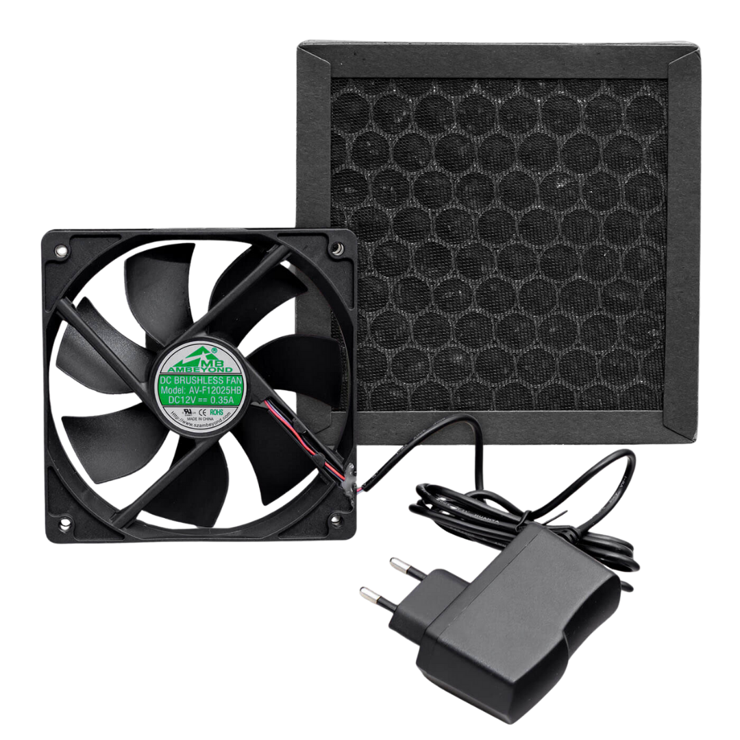 Nahaufnahme des Lüfters, Aktivkohlefilters und Netzteils des EasyGrow HerbDryer – Zubehör für optimale Luftzirkulation.