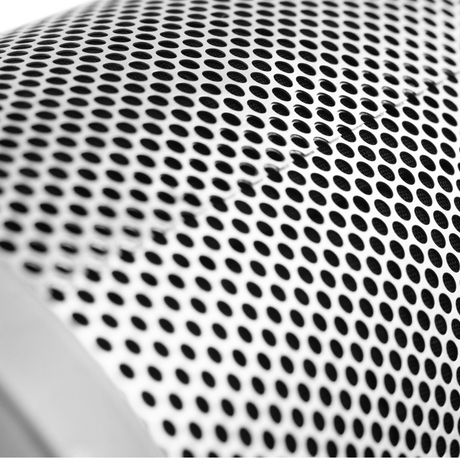 Detailaufnahme des perforierten Metallgehäuses am Caluma Aktivkohlefilter