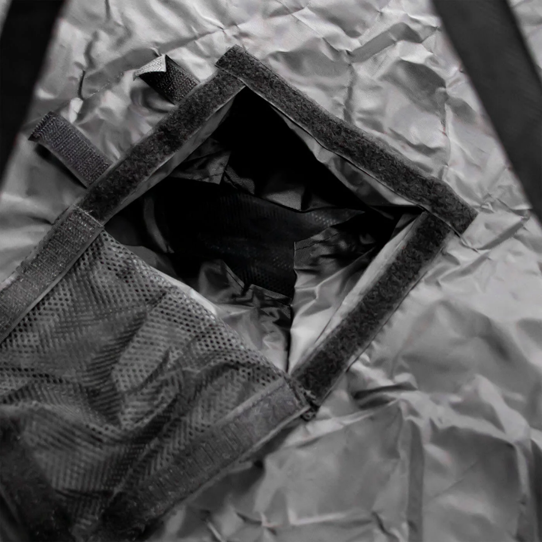 Detailansicht des Lüfterfachs mit Klettverschluss im oberen Bereich des HerbDryers – Innenansicht.