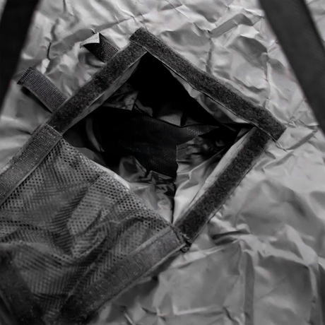 Detailansicht des Lüfterfachs mit Klettverschluss im oberen Bereich des HerbDryers – Innenansicht.