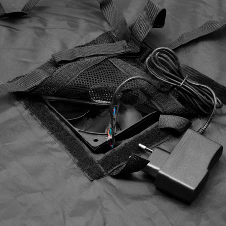 Ventilator und Stromanschluss des EasyGrow HerbDryer XL in das obere Lüfterfach integriert.