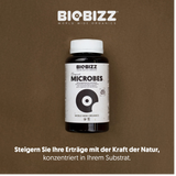 Produktbild von Biobizz Microbes 150 g auf braunem Hintergrund mit dem Slogan „Steigern Sie Ihre Erträge mit der Kraft der Natur