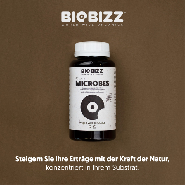 Produktbild von Biobizz Microbes 150 g auf braunem Hintergrund mit dem Slogan „Steigern Sie Ihre Erträge mit der Kraft der Natur