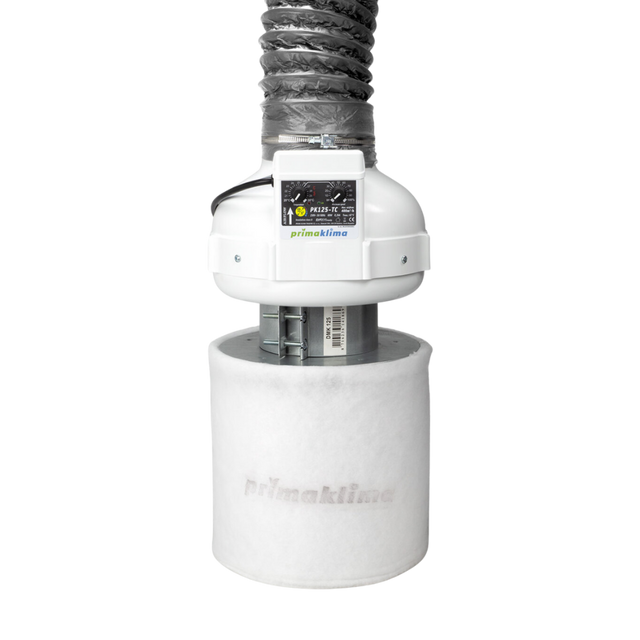 Komplett montiertes Prima Klima Lüftungsset mit PK125-TC Lüfter, Combi-Flex-Schlauch und Aktivkohlefilter im Einsatz