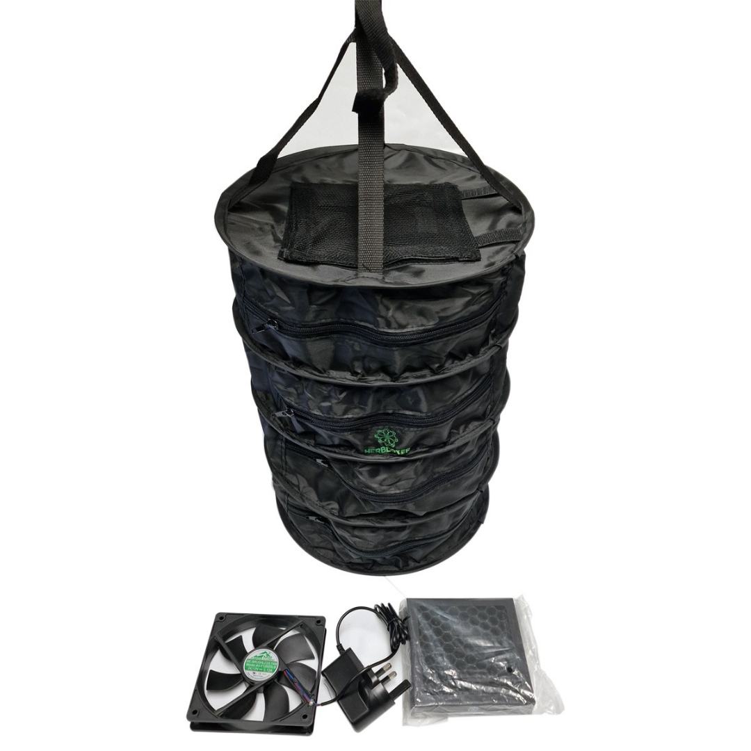 EasyGrow HerbDryer XL aufgehängt, daneben das komplette Zubehör: Filter, Lüfter und Netzteil.