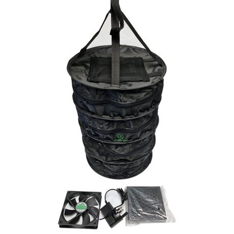 EasyGrow HerbDryer XL aufgehängt, daneben das komplette Zubehör: Filter, Lüfter und Netzteil.