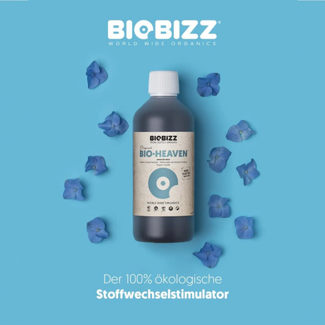 BioBizz Bio·Heaven Flasche umgeben von blauen Blüten