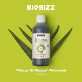 Biobizz Acti Vera Flasche vor Aloe Vera Hintergrund – natürliche Pflanzenkraft für Wachstum und Gesundheit.