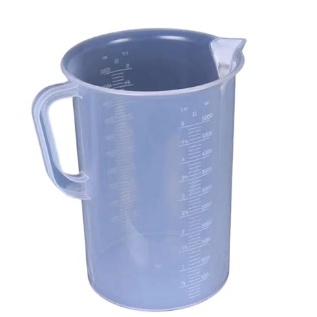 Messbecher mit stabilem Henkel für komfortables, sicheres Eingießen ohne Verschütten.