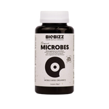 Freigestelltes Produktbild der Biobizz Microbes Dose mit weißem Etikett und schwarzer Grafik auf weißem Hintergrund.