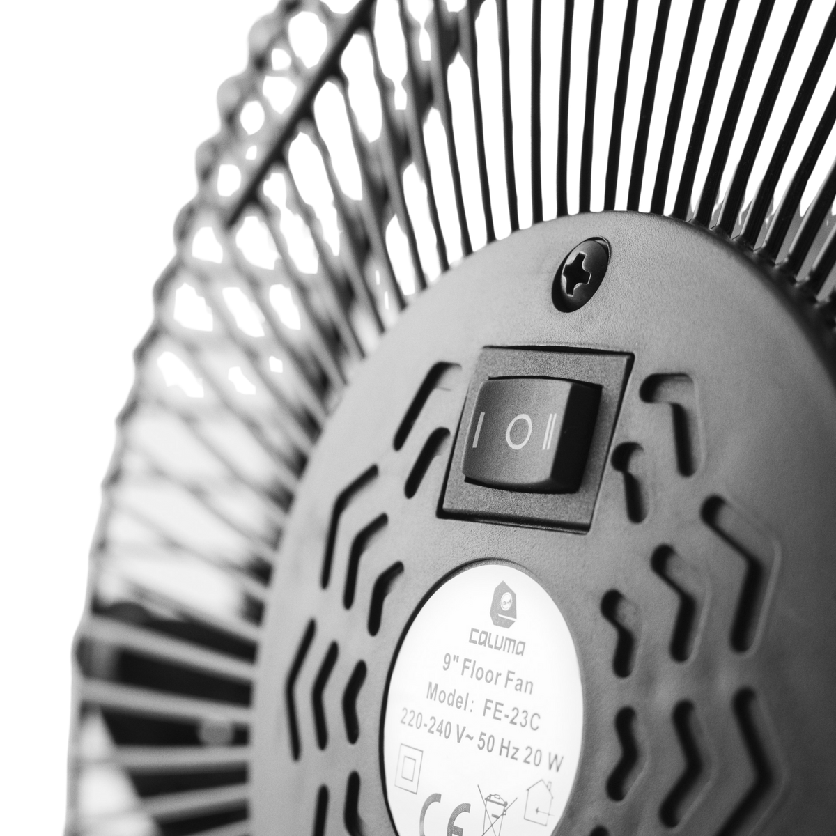 Rückseite des Caluma Bodenventilators mit zweistufigem Kippschalter und technischem Typenschild