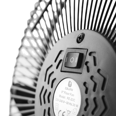 Rückseite des Caluma Bodenventilators mit zweistufigem Kippschalter und technischem Typenschild