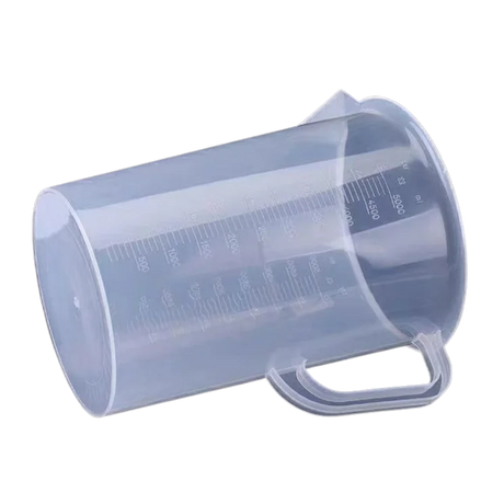 Kippbarer Messbecher mit stabilem Boden für sicheren Stand und leichte Handhabung.