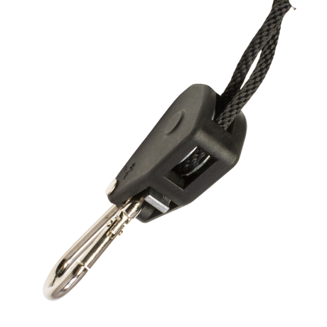 Detailaufnahme eines stabilen Metallkarabiners mit Sicherheitsverschluss für festen Halt bei der Lampenaufhängung