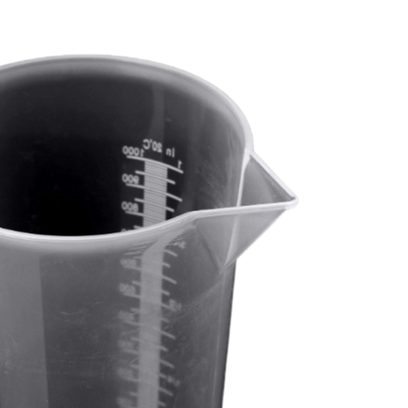 Praktische Ausgusstülle am Messbecher für kontrolliertes und tropffreies Ausgießen.