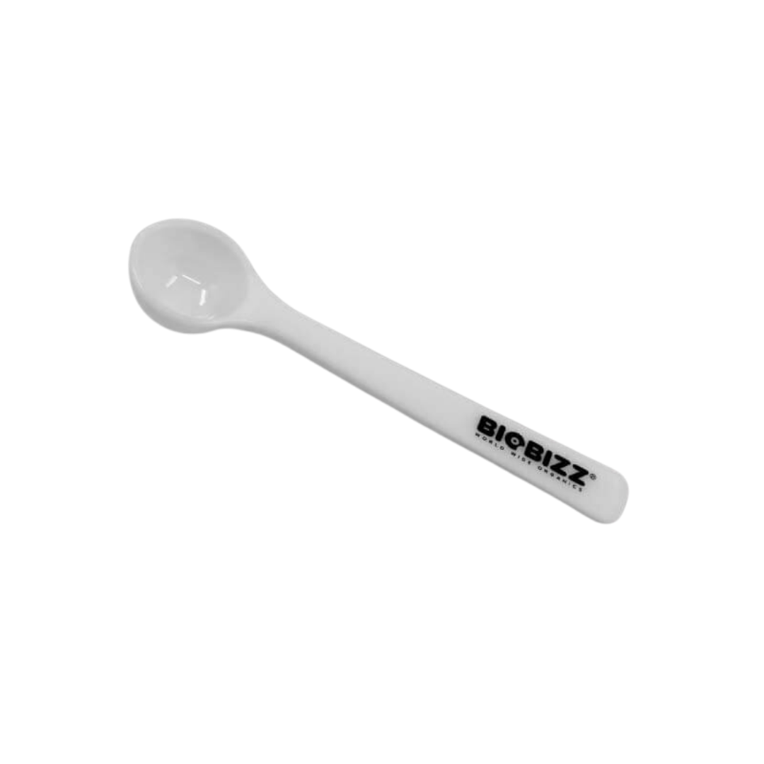 Weißer Dosierlöffel mit Biobizz-Logo, ideal zur Anwendung von Biobizz Microbes Pulver.
