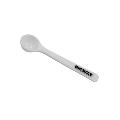 Weißer Dosierlöffel mit Biobizz-Logo, ideal zur Anwendung von Biobizz Microbes Pulver.