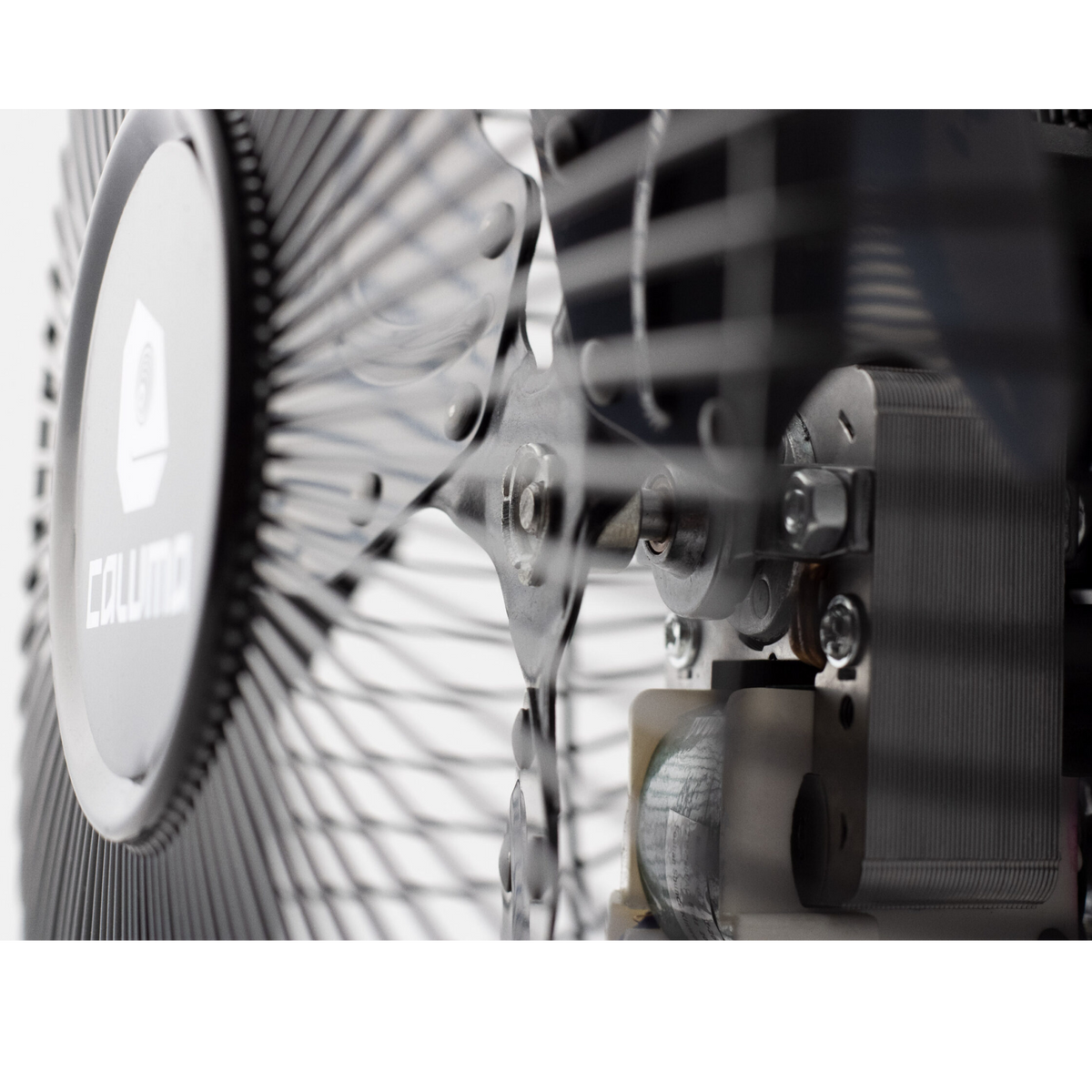 Detailansicht von Motor und Ventilatorflügeln des Caluma Bodenventilators hinter dem Schutzgitter