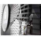 Detailansicht von Motor und Ventilatorflügeln des Caluma Bodenventilators hinter dem Schutzgitter