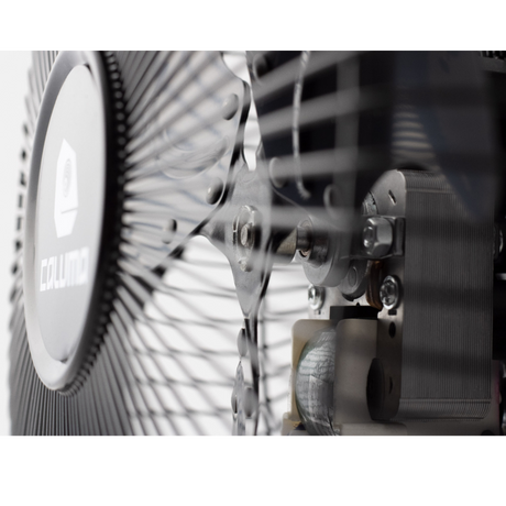 Detailansicht von Motor und Ventilatorflügeln des Caluma Bodenventilators hinter dem Schutzgitter
