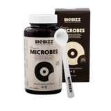 Set bestehend aus Biobizz Microbes Dose, Produktverpackung und Dosierlöffel – perfekt für organisches Gärtnern.