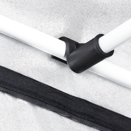 Innenansicht der DiamondBox SL150 mit montierten Stangen und Lüftungsöffnungen