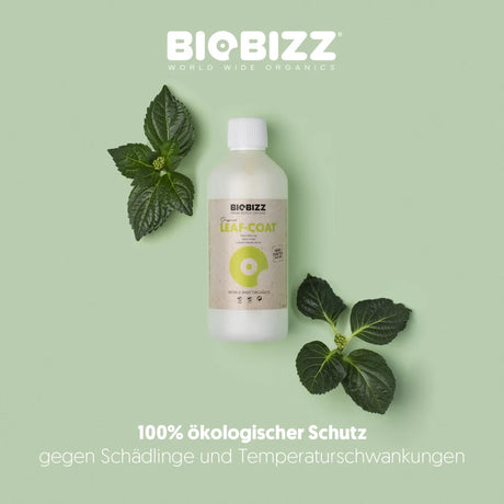 Flasche BioBizz Leaf-Coat neben frischen Blättern auf hellgrünem Hintergrund.