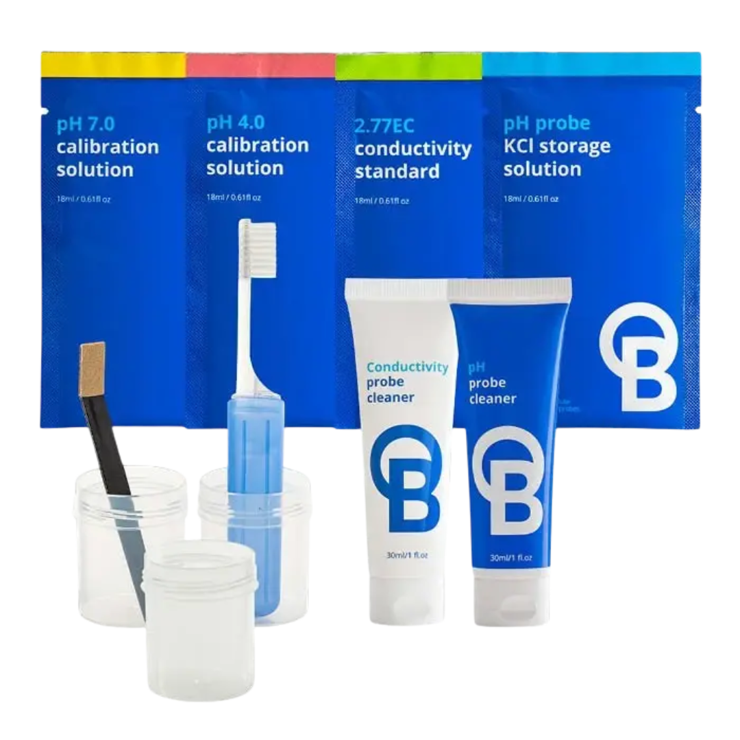 Bluelab pH 4.0, pH 7.0, KCl und 2.77 EC Kalibrierlösungen mit Reinigern und Werkzeugen.