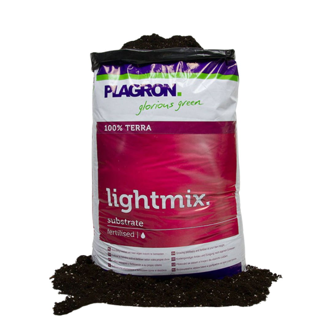 Geöffneter Sack Plagron Lightmix mit sichtbar lockerer, nährstoffhaltiger Erde – ideal für kräftiges Wurzelwachstum und gute Drainage.