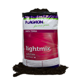 Geöffneter Sack Plagron Lightmix mit sichtbar lockerer, nährstoffhaltiger Erde – ideal für kräftiges Wurzelwachstum und gute Drainage.
