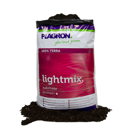 Geöffneter Sack Plagron Lightmix mit sichtbar lockerer, nährstoffhaltiger Erde – ideal für kräftiges Wurzelwachstum und gute Drainage.