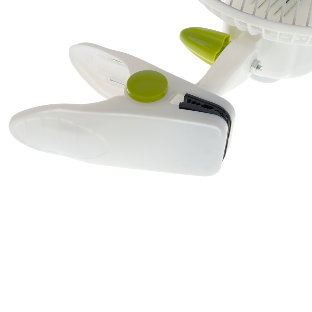Starker weißer Befestigungsclip mit grünem Knopf am Garden HighPro Clip-Ventilator.