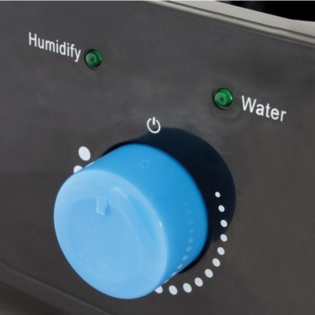 Nahaufnahme des blauen Drehreglers zur Regulierung der Luftfeuchtigkeit mit LED-Anzeige