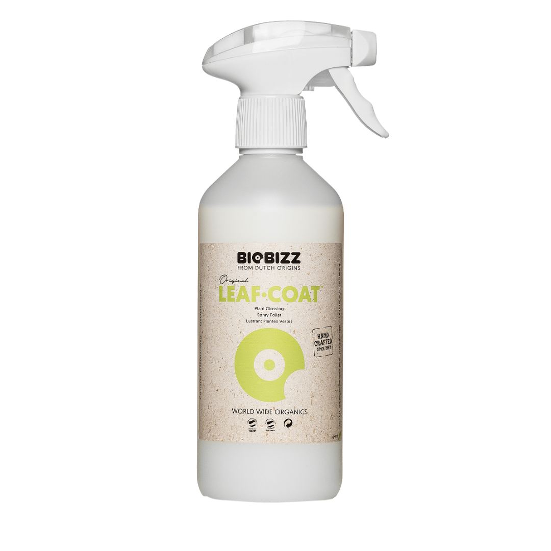 Freigestelltes Produktfoto des BioBizz Leaf-Coat mit Zerstäuberaufsatz.