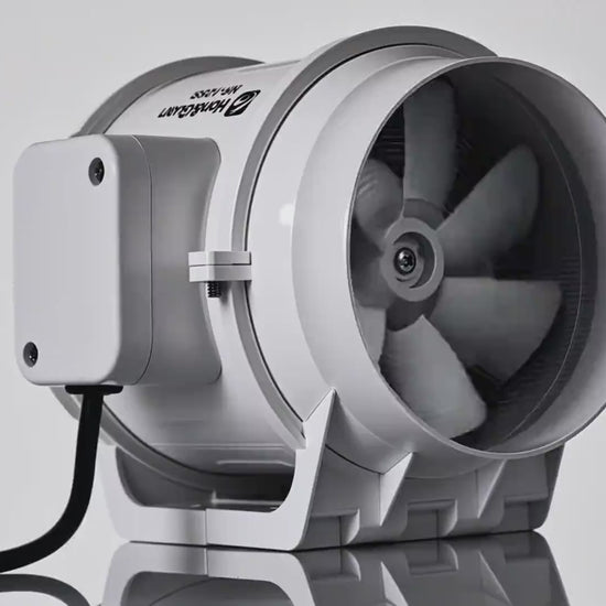 Der Rohrventilator Ø125mm bietet flüsterleise Belüftung (26-31 dB) für verschiedene Anwendungen. Langlebiges ABS-Gehäuse, spritzwassergeschützt nach IP44 und einfache Montage für Growräume, Küchen und Badezimmer.